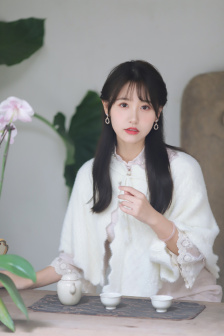 掀起礼服后摆挺入